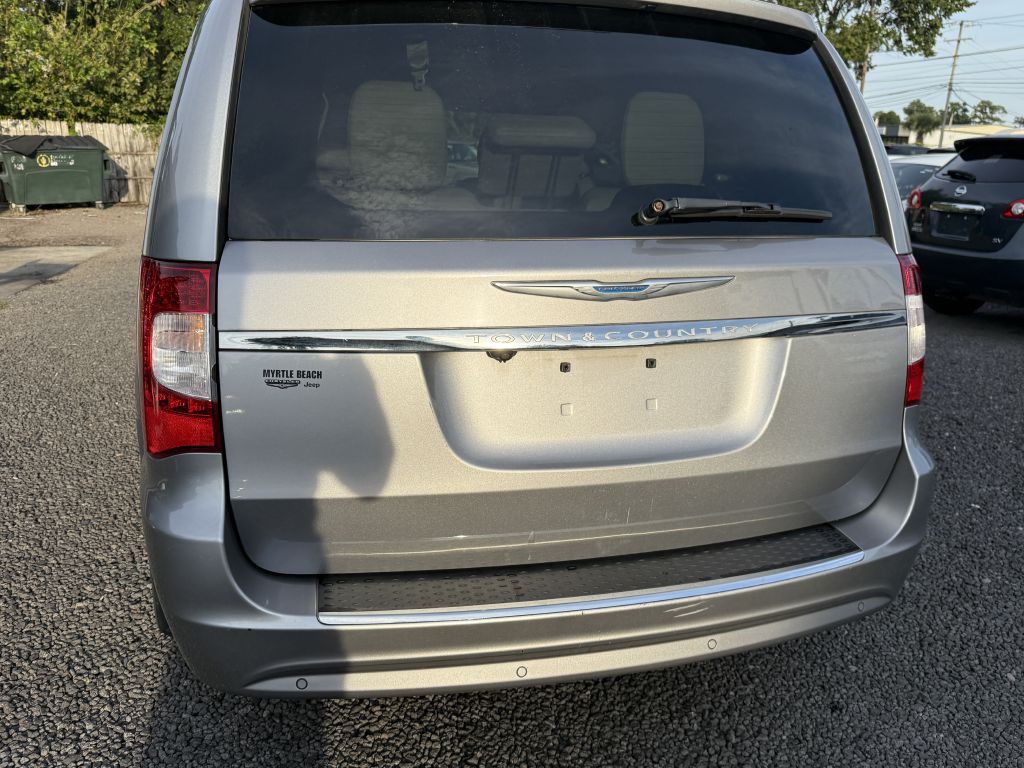 2013 Chrysler Town & Country Image 5