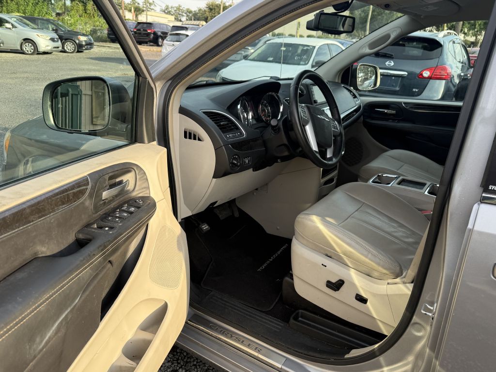 2013 Chrysler Town & Country Image 8