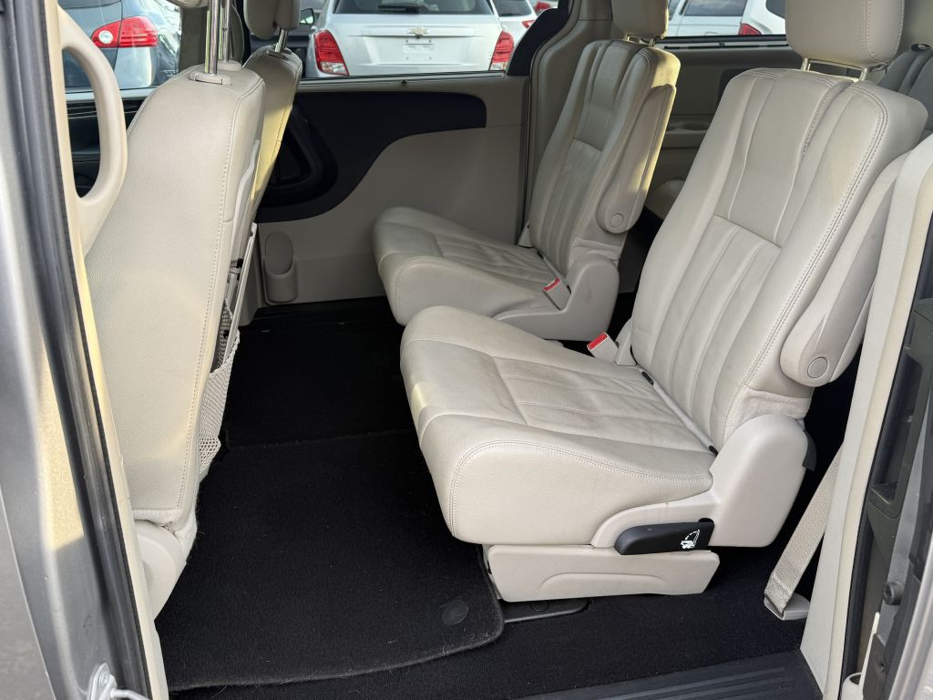 2013 Chrysler Town & Country Image 9