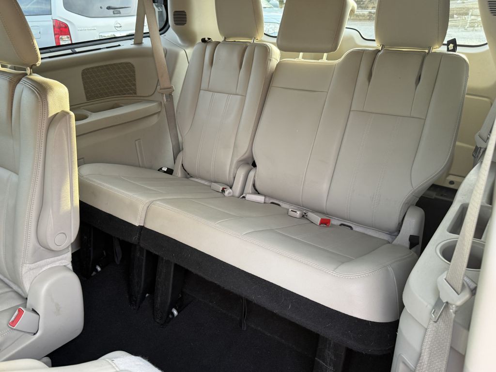 2013 Chrysler Town & Country Image 10
