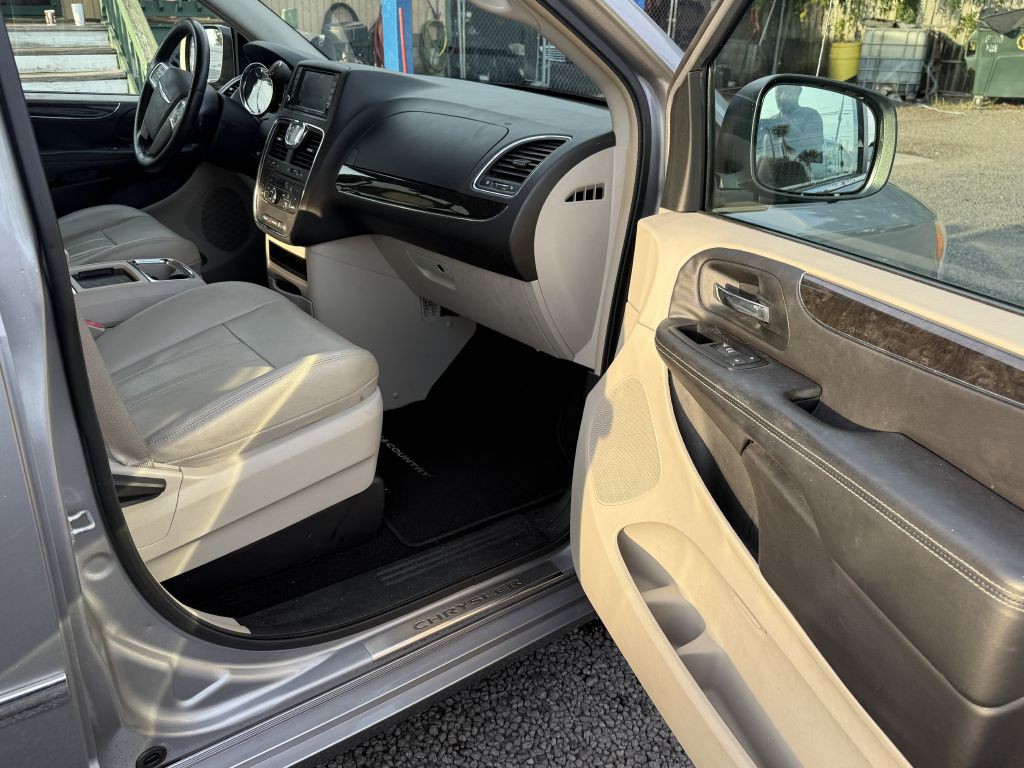 2013 Chrysler Town & Country Image 11