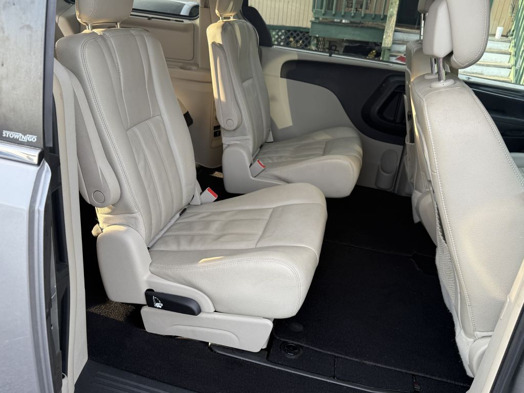 2013 Chrysler Town & Country Image 12