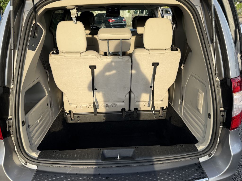 2013 Chrysler Town & Country Image 13