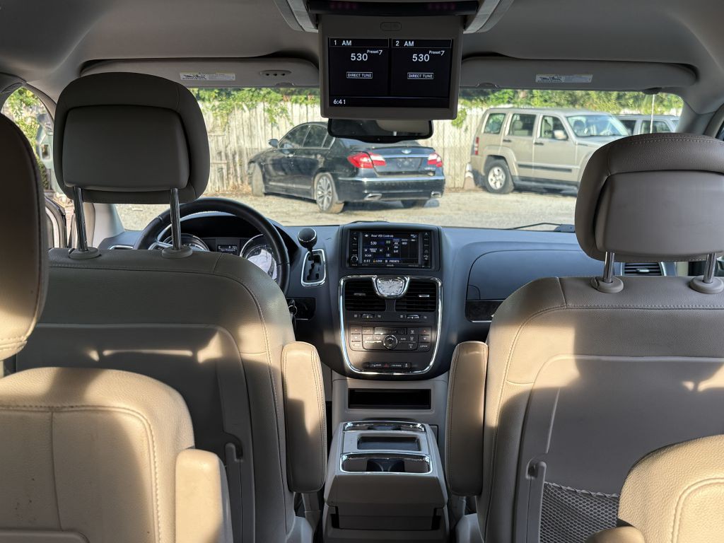 2013 Chrysler Town & Country Image 14