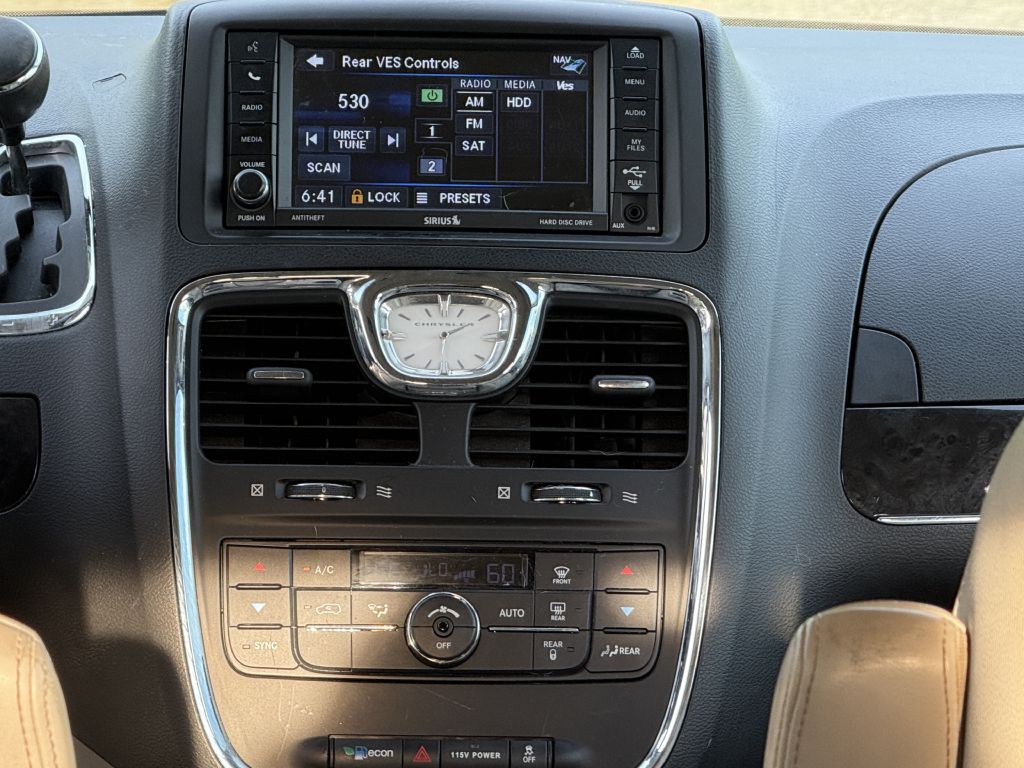 2013 Chrysler Town & Country Image 15