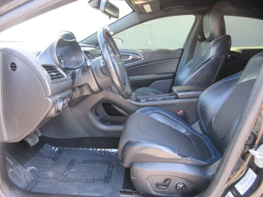 2015 Chrysler 200 Image 9