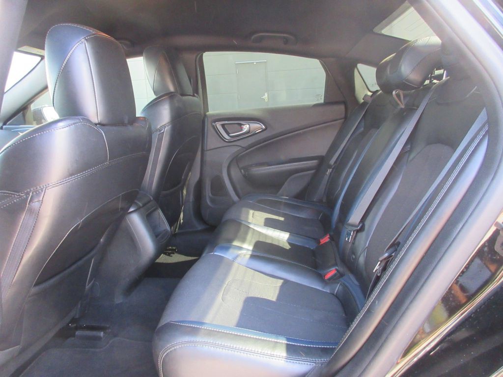 2015 Chrysler 200 Image 10