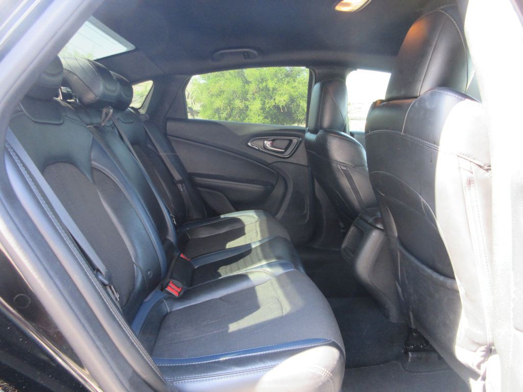2015 Chrysler 200 Image 12