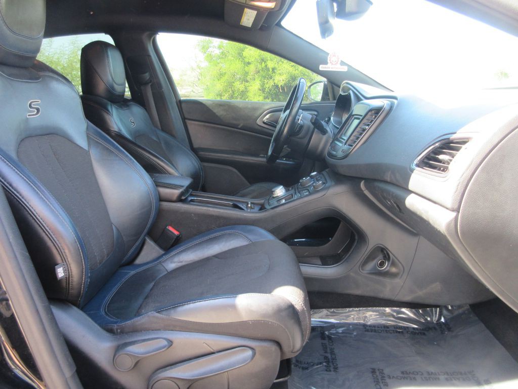 2015 Chrysler 200 Image 13