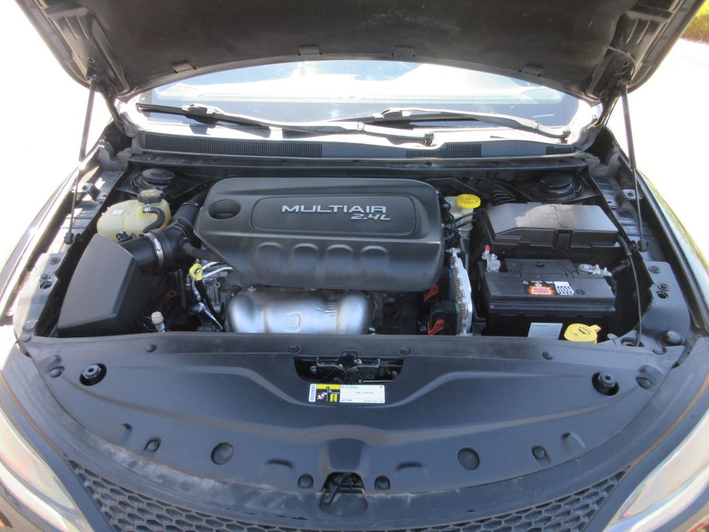 2015 Chrysler 200 Image 14