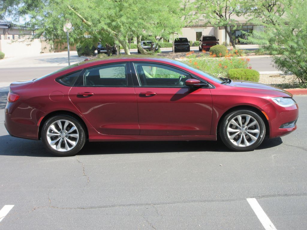 2015 Chrysler 200 Image 2