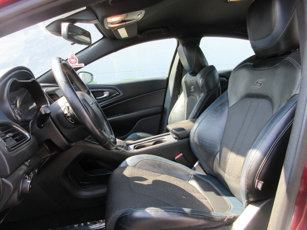 2015 Chrysler 200 Image 9