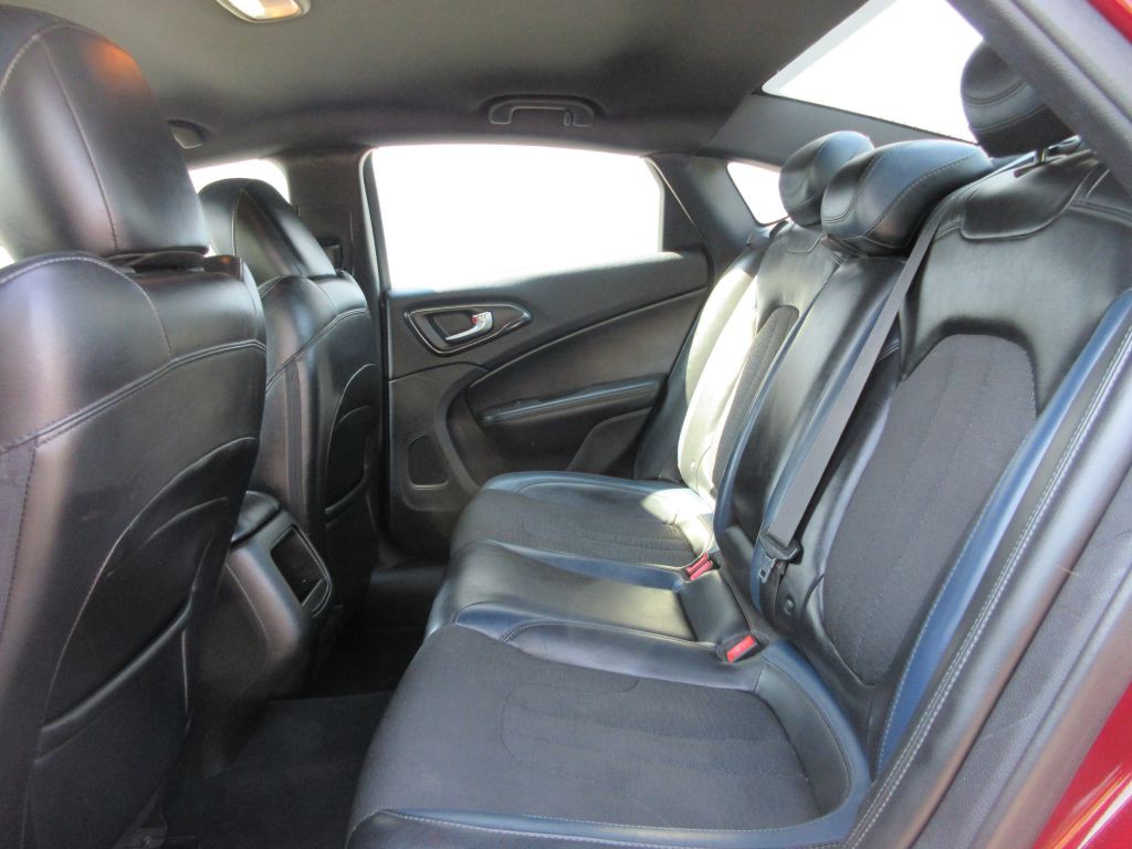 2015 Chrysler 200 Image 10