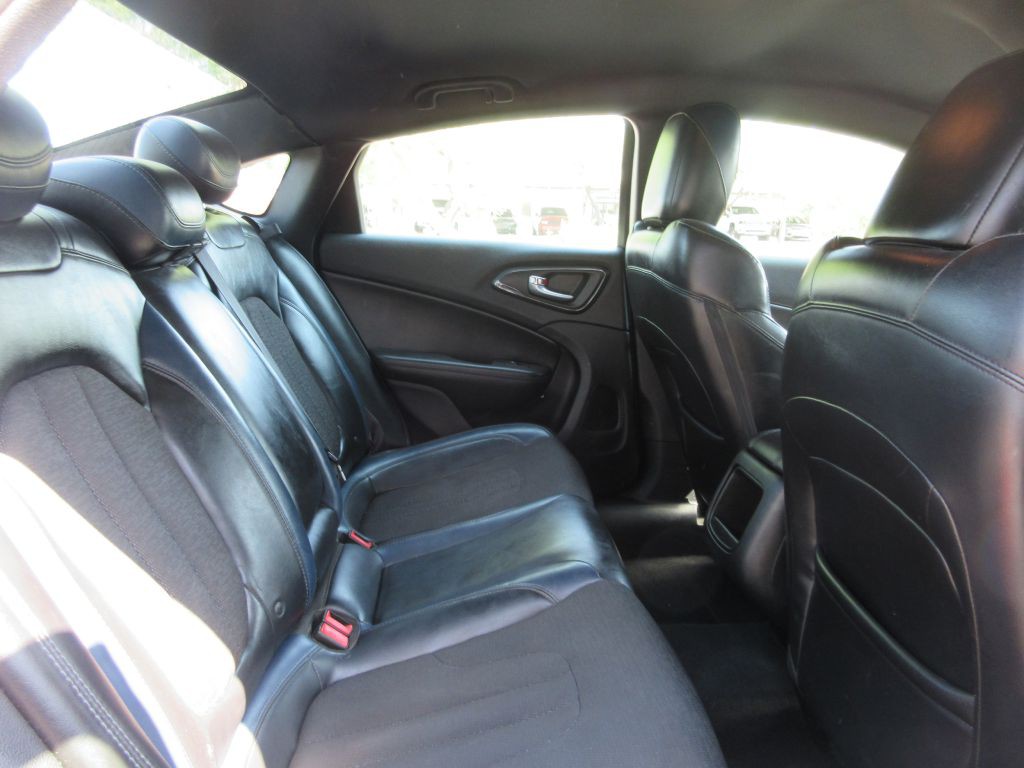2015 Chrysler 200 Image 12