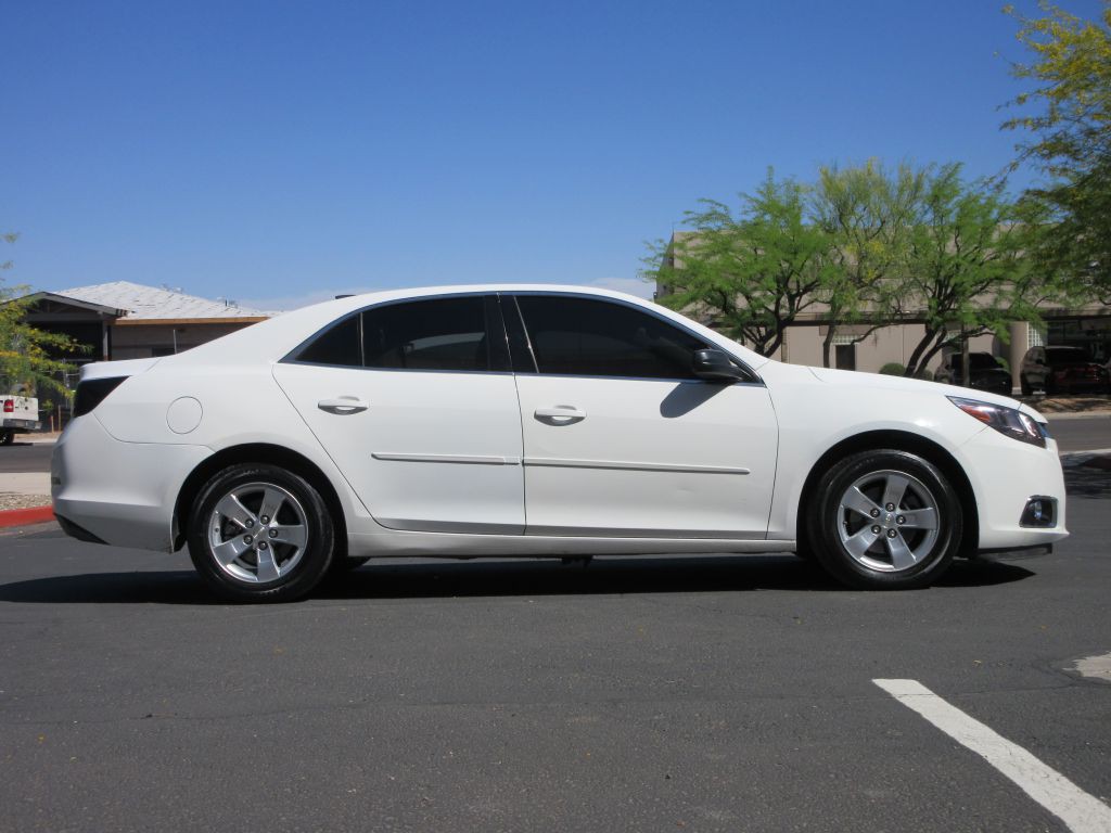 2015 Chevrolet Malibu Image 2