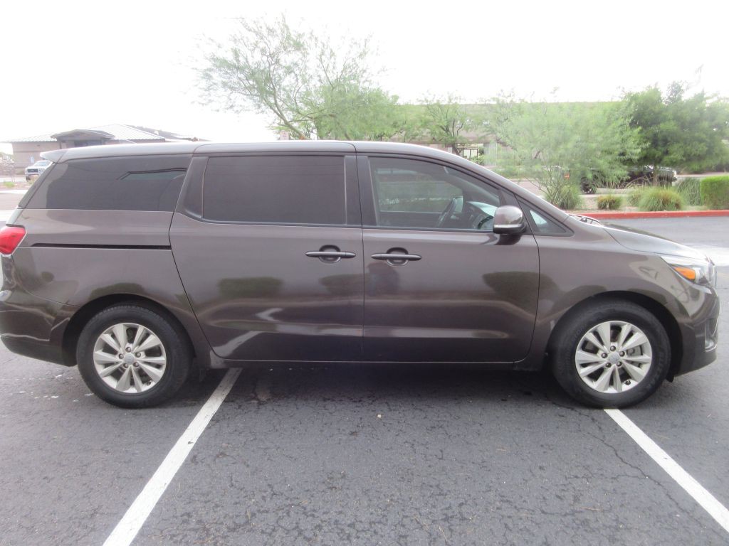 2017 Kia Sedona Image 2