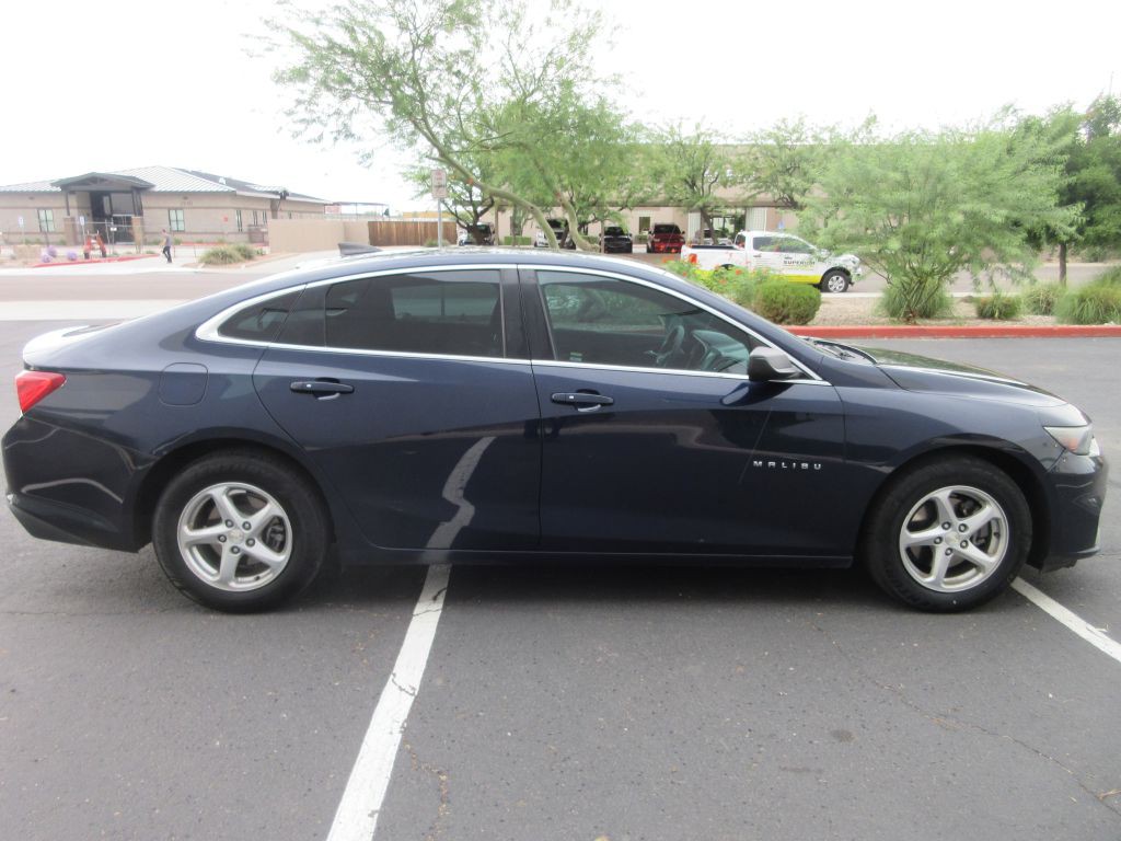 2018 Chevrolet Malibu Image 2