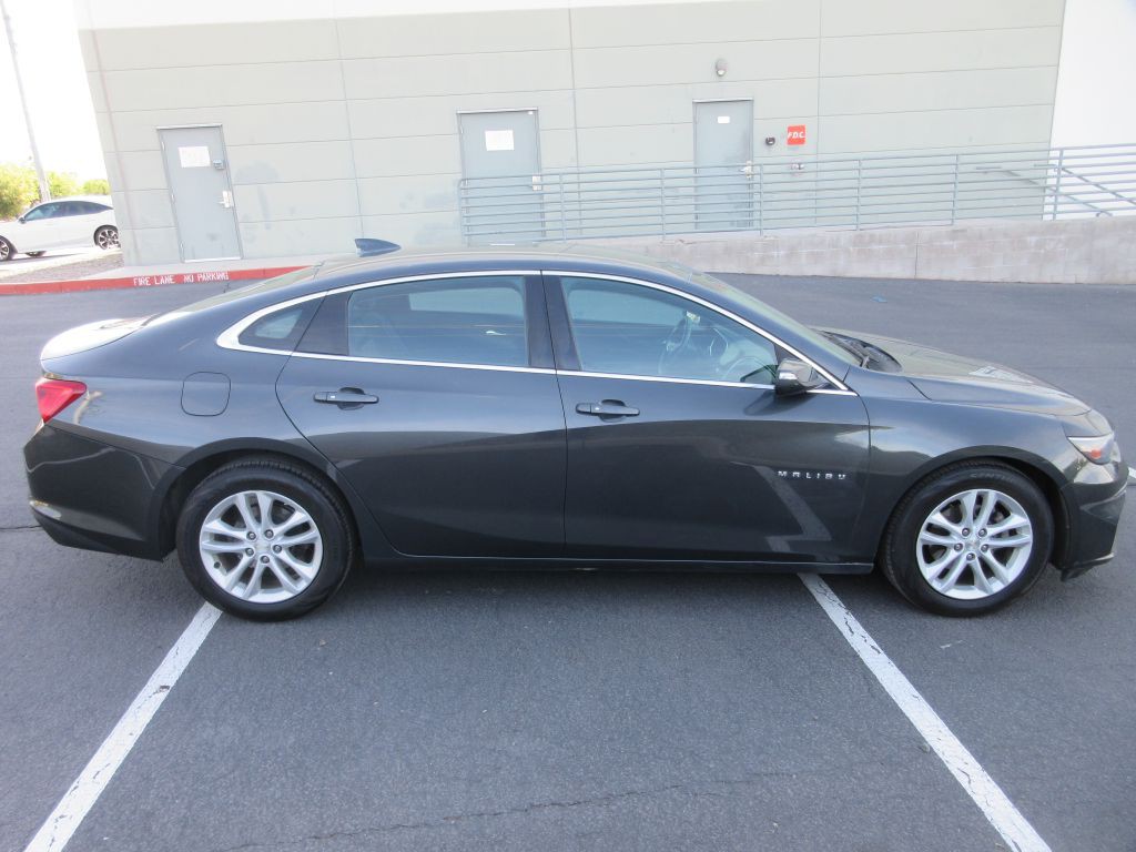 2017 Chevrolet Malibu Image 2
