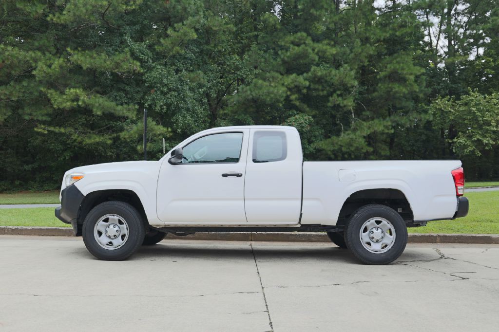 2017 Toyota Tacoma Image 2