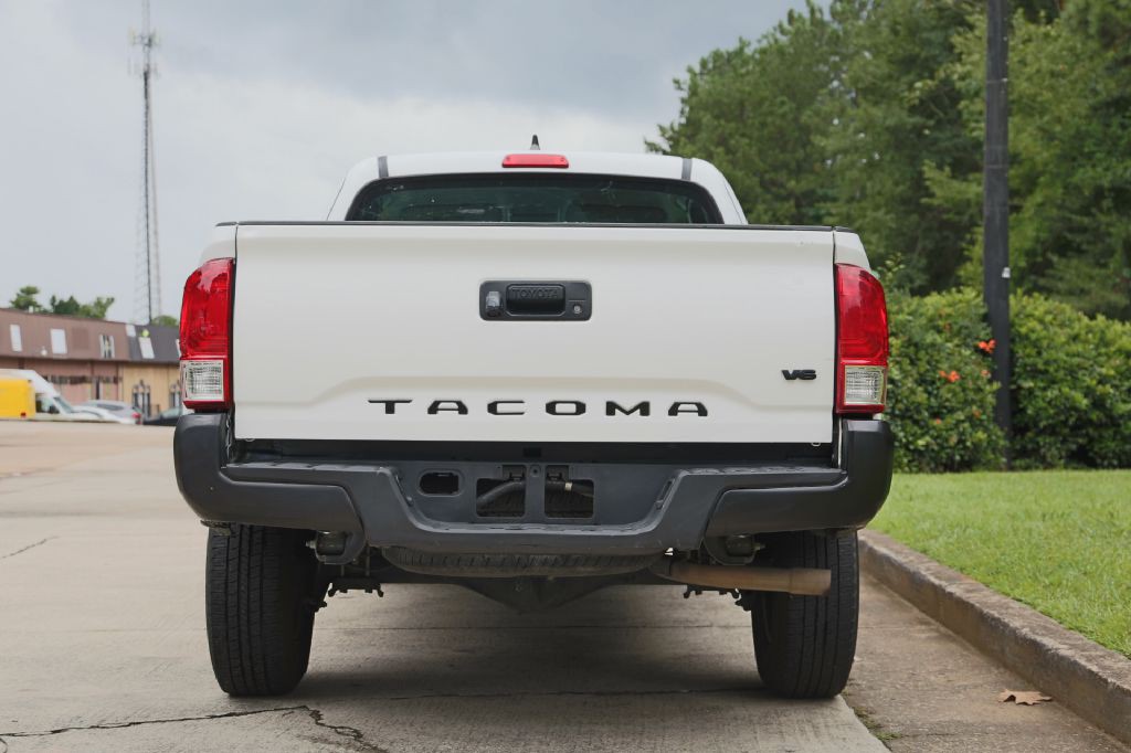 2017 Toyota Tacoma Image 4