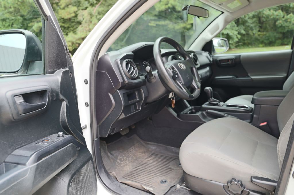 2017 Toyota Tacoma Image 11