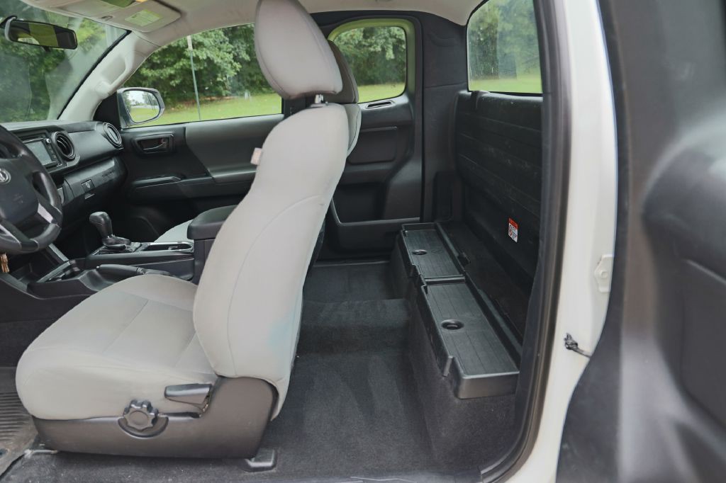 2017 Toyota Tacoma Image 12