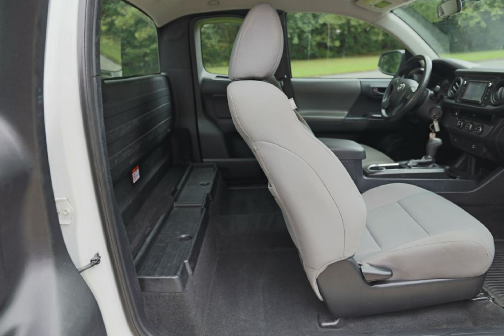 2017 Toyota Tacoma Image 15