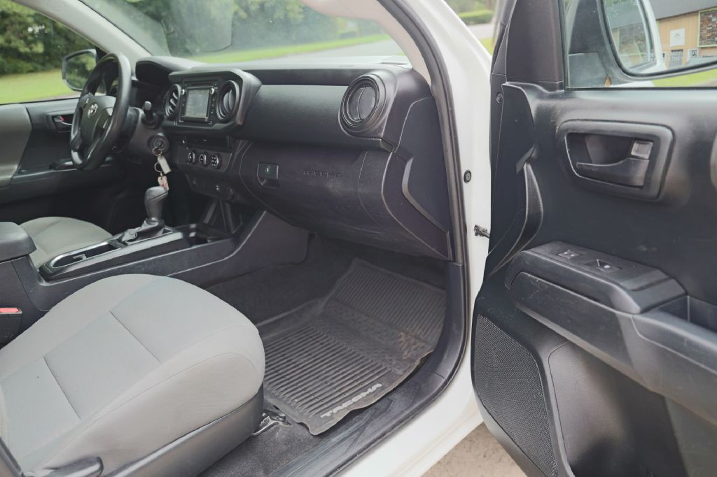 2017 Toyota Tacoma Image 17