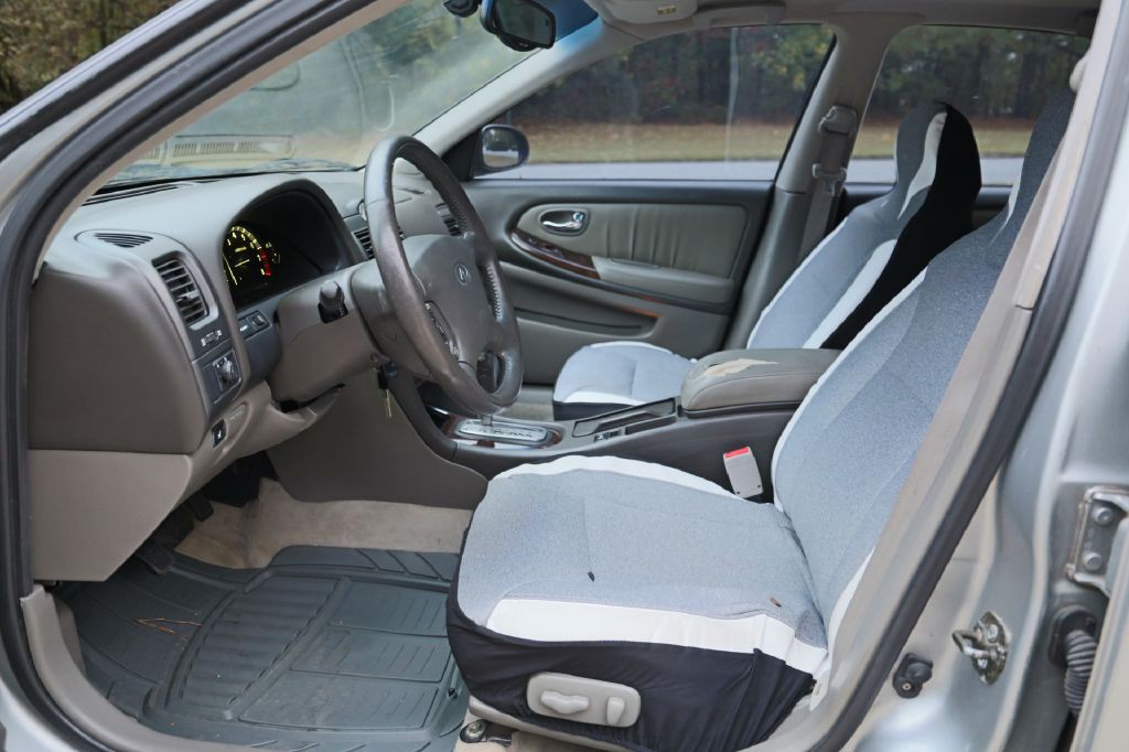 2001 INFINITI I30 Image 9