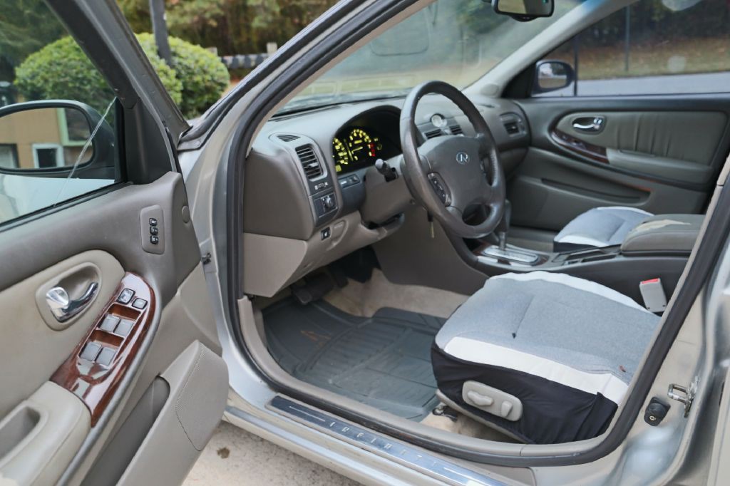 2001 INFINITI I30 Image 10