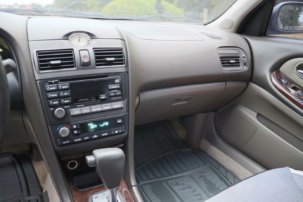 2001 INFINITI I30 Image 11