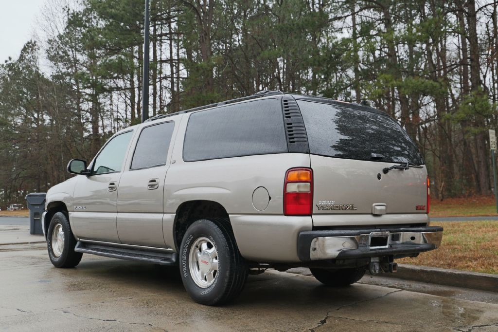 2002 GMC Yukon Image 3