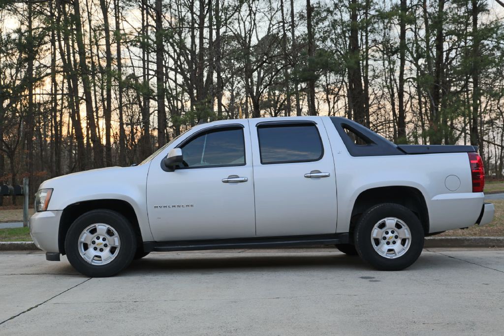 2010 Chevrolet Avalanche Image 2