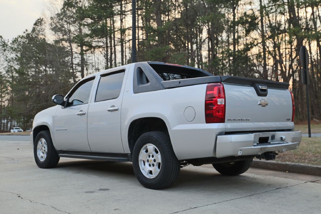 2010 Chevrolet Avalanche Image 3