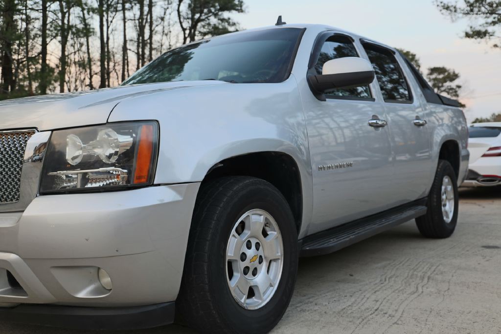 2010 Chevrolet Avalanche Image 6