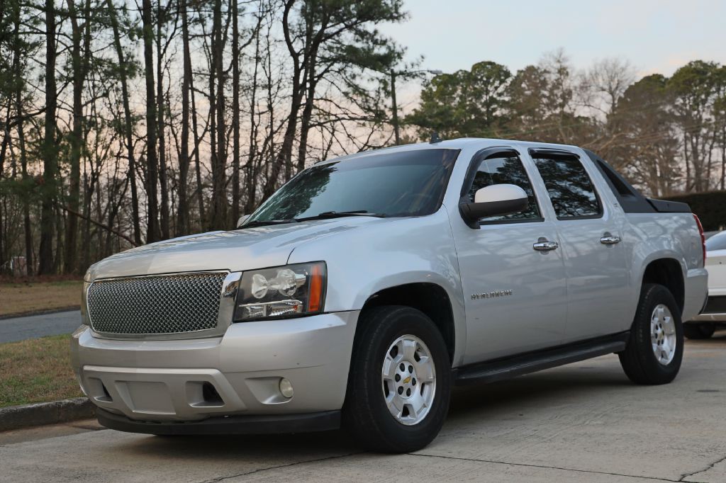 2010 Chevrolet Avalanche Image 1