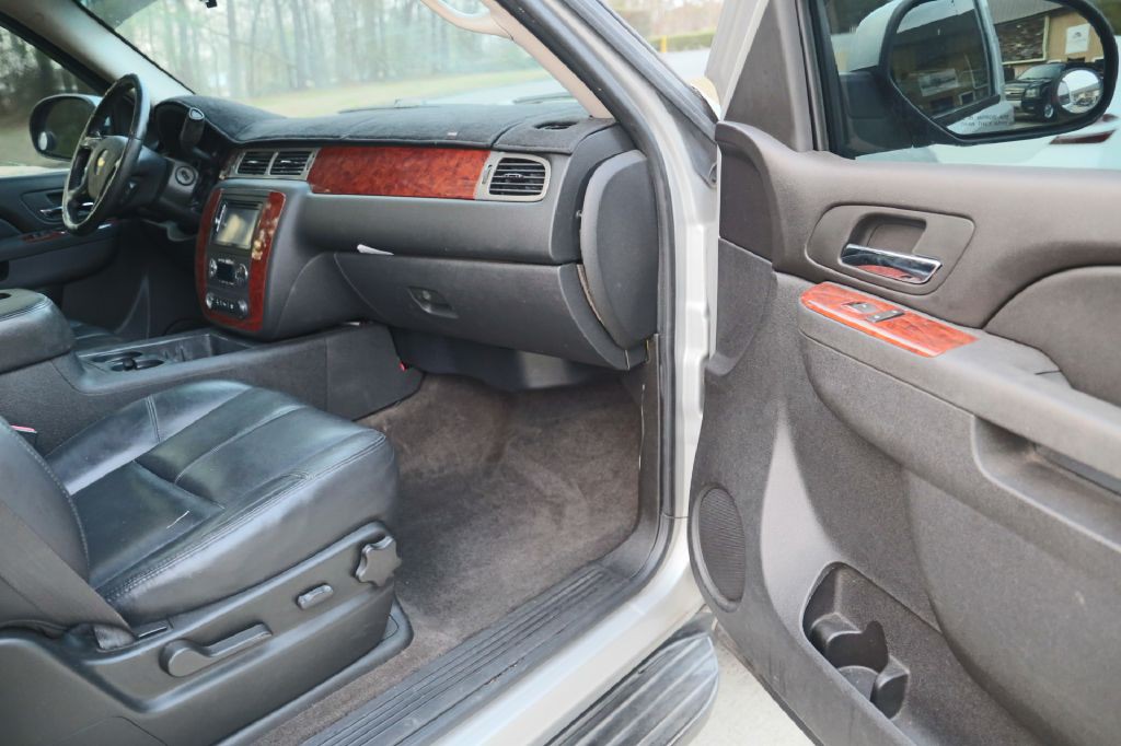 2010 Chevrolet Avalanche Image 19