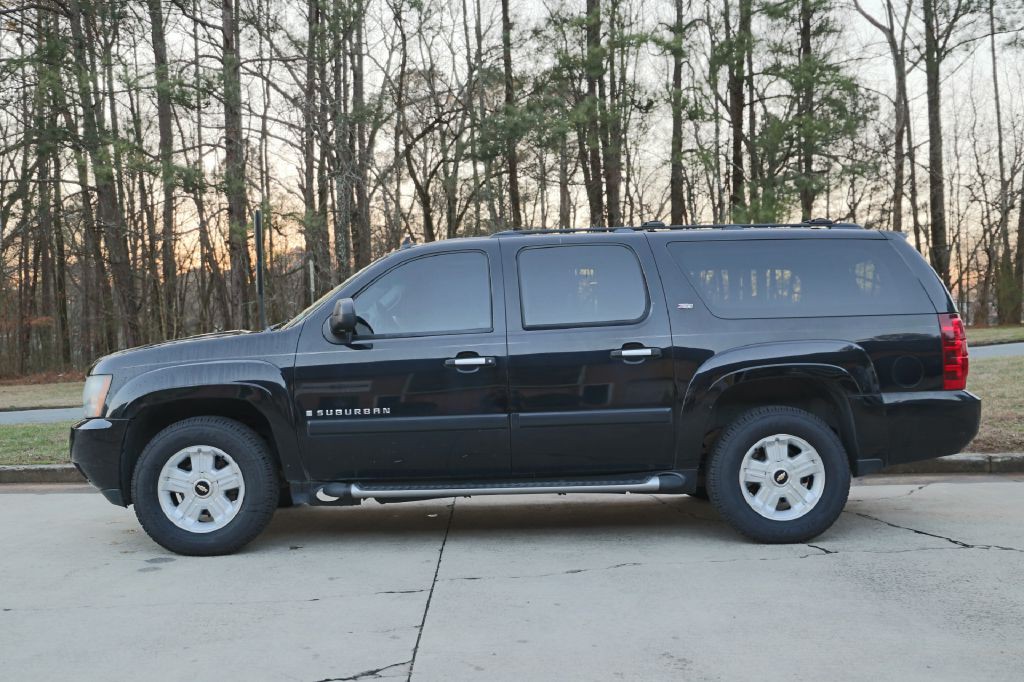 2008 Chevrolet Suburban Image 2