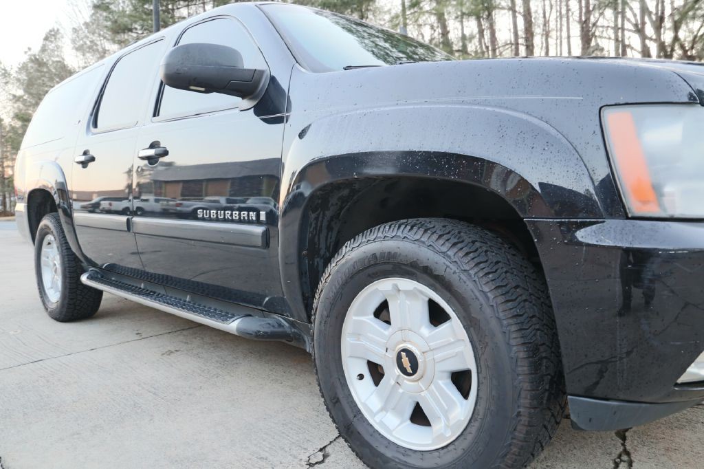 2008 Chevrolet Suburban Image 10
