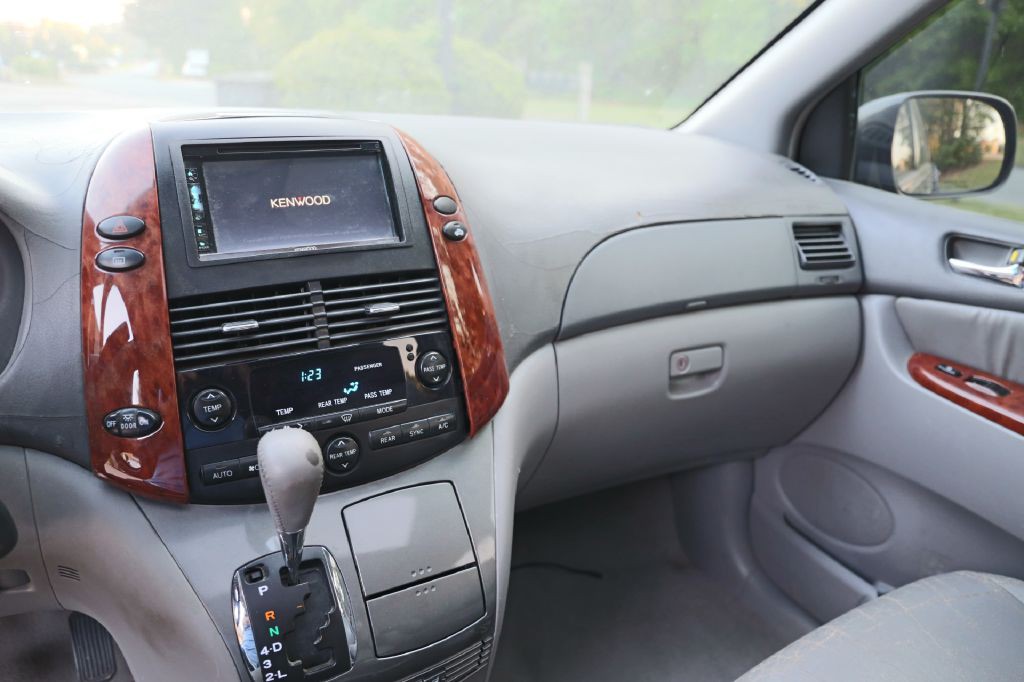2004 Toyota Sienna Image 11