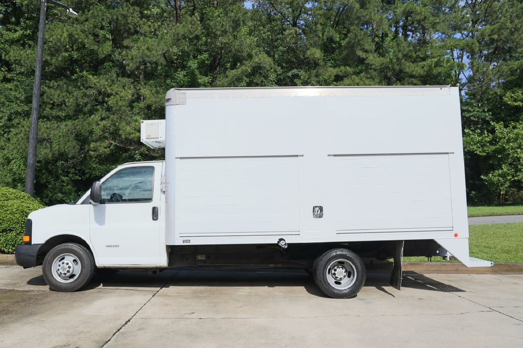 2015 Chevrolet Express Image 2