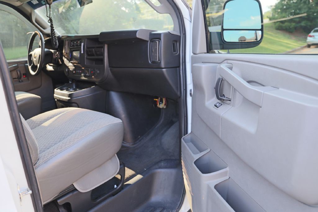 2016 Chevrolet Express Image 21