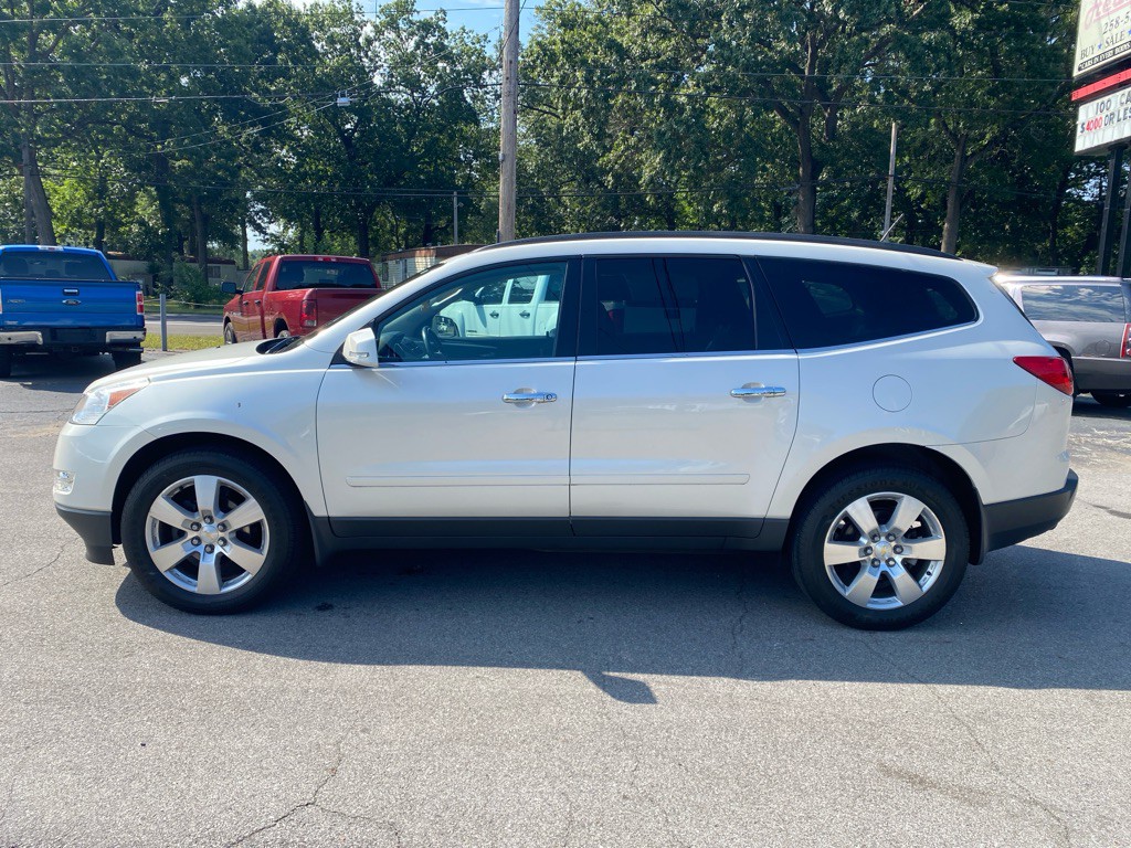 2011 Chevrolet Traverse Image 2