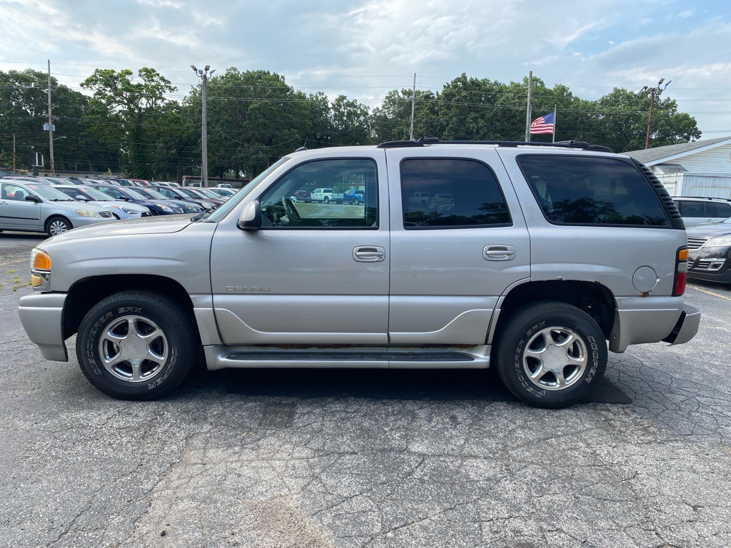 2004 GMC Yukon Image 2