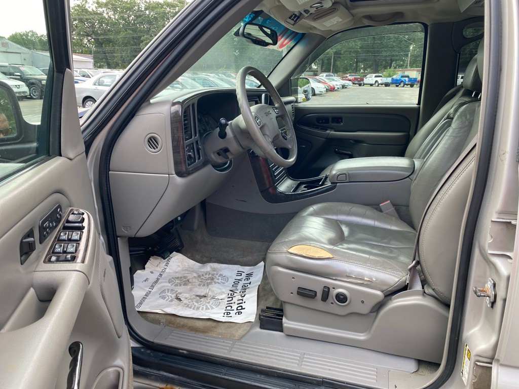 2004 GMC Yukon Image 8