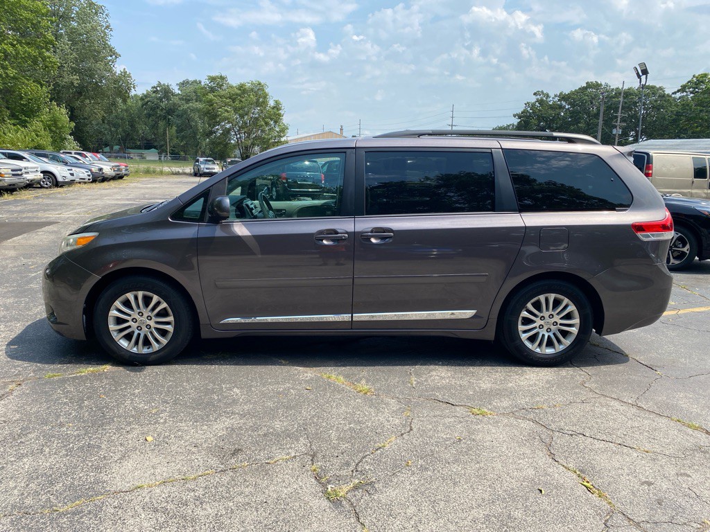 2012 Toyota Sienna Image 2