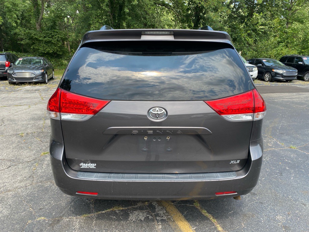 2012 Toyota Sienna Image 3