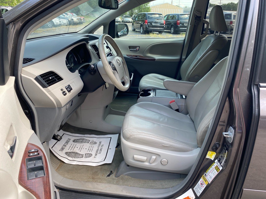 2012 Toyota Sienna Image 8