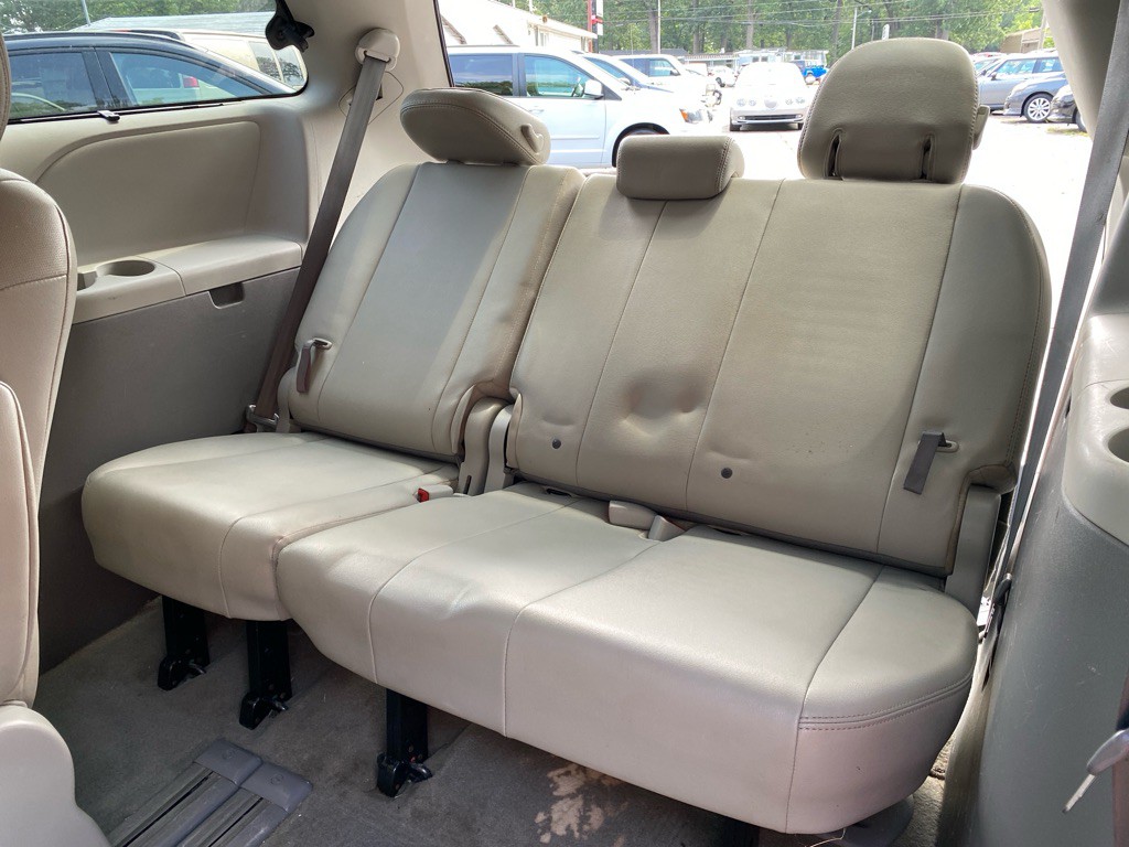 2012 Toyota Sienna Image 10