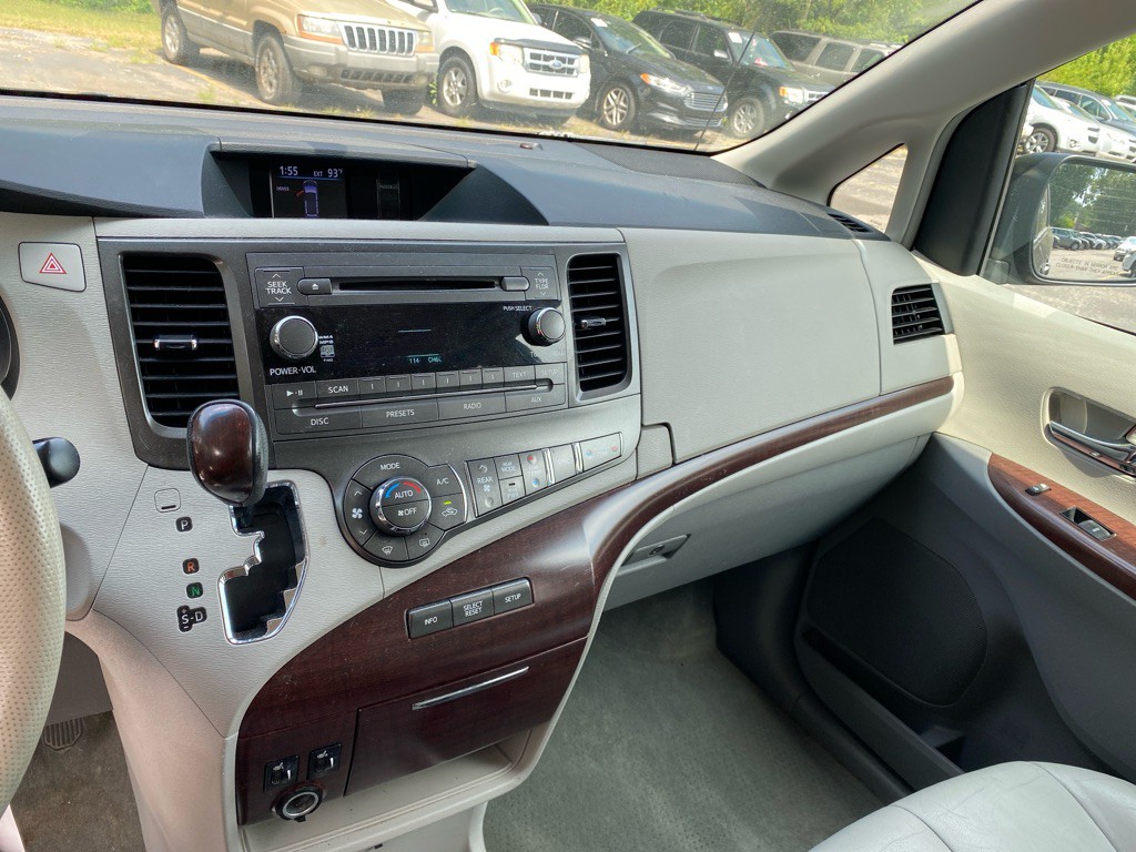2012 Toyota Sienna Image 14